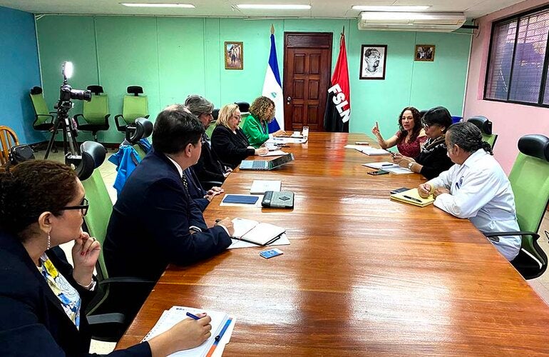 Misión CLAP sosteniendo reunión con MINSA