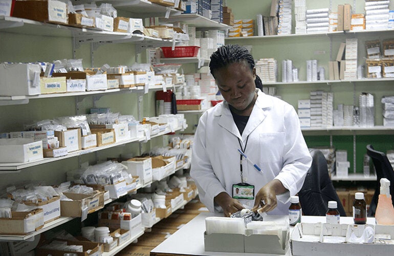 personal de farmacia en Belice