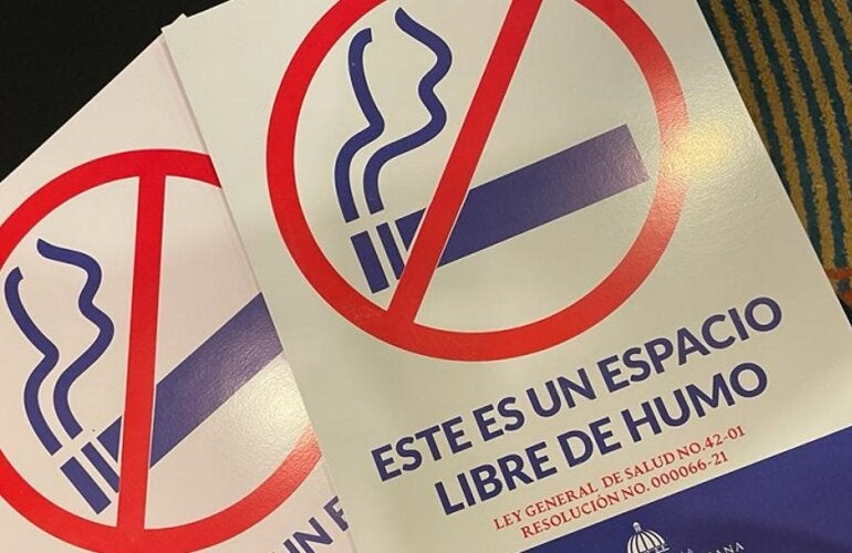 Afiches entregados por OPS a autoridades de salud.