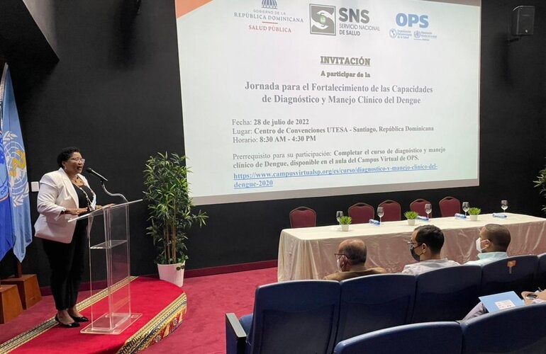 Asesora OPS durante disertaciòn en taller.