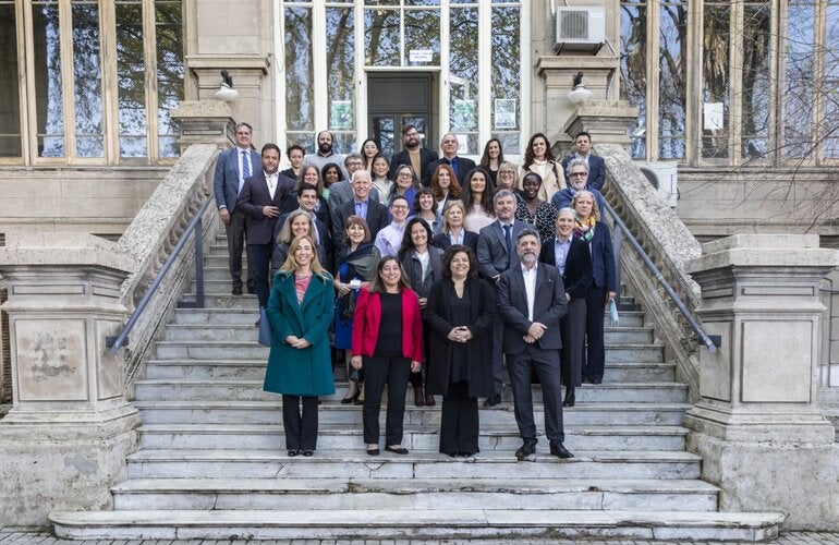 La representante de la OPS/OMS en Argentina, Eva Jané Llopis, junto a demás autoridades y referentes técnicos, en la reunión en el ANLIS-Malbrán. Foto: Gentileza ANLIS-Malbrán