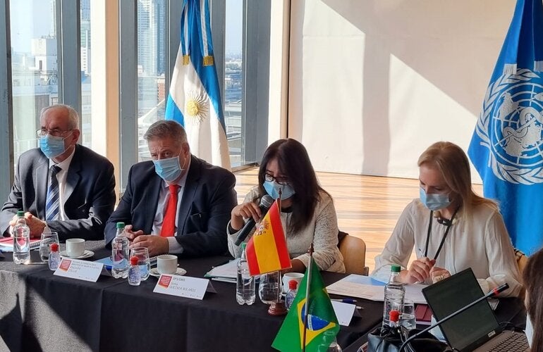 La consultora de Sistemas y Servicios de Salud de OPS en Argentina, Sonia Quezada Bolaños, junto a las demás autoridades durante la apertura de la sesión.