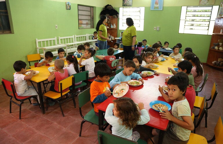 Crianças na hora da refeição em escola infantil