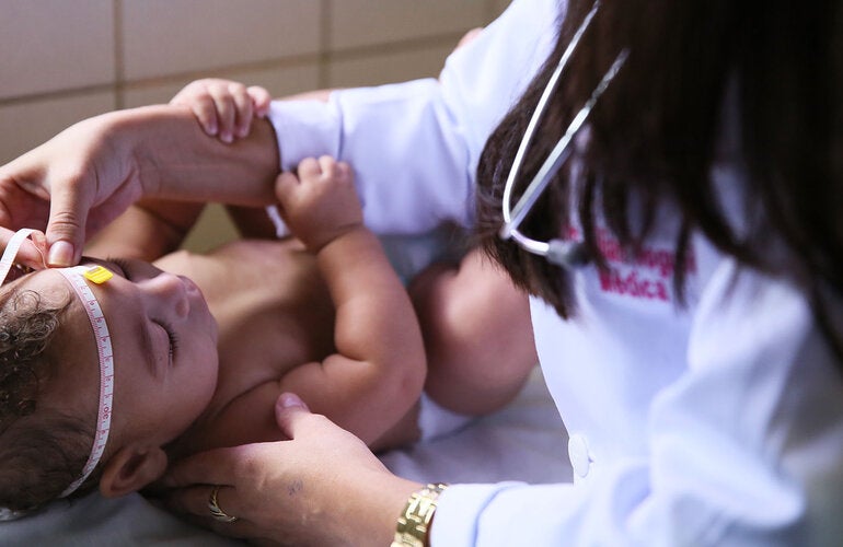 Medico examinando a bebe