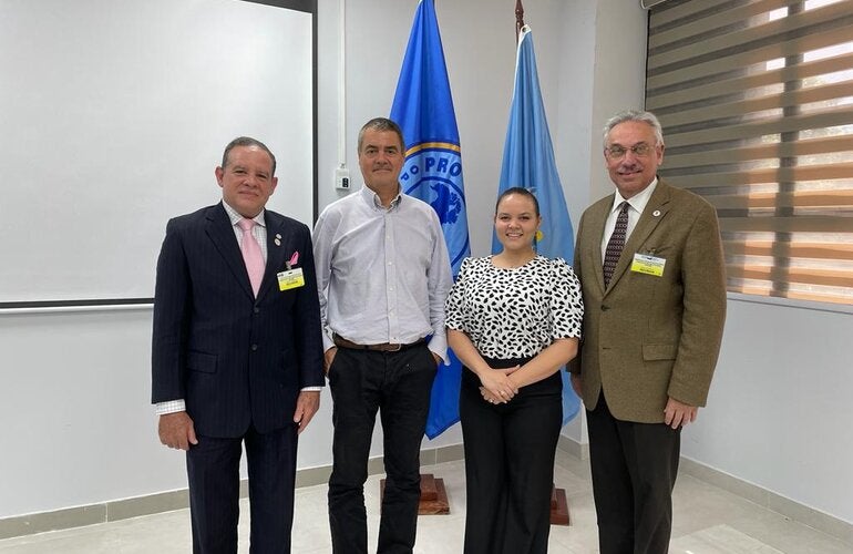 Autordades de OPS y educativas.