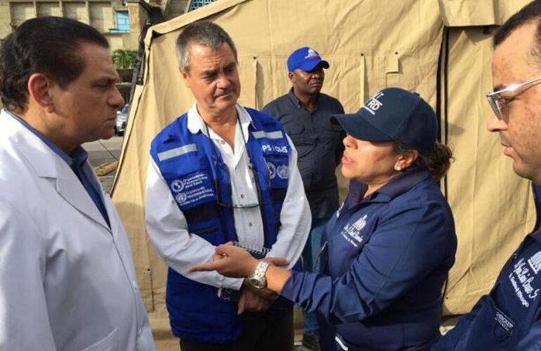 Representante de OPS junto a autoridades de salud.