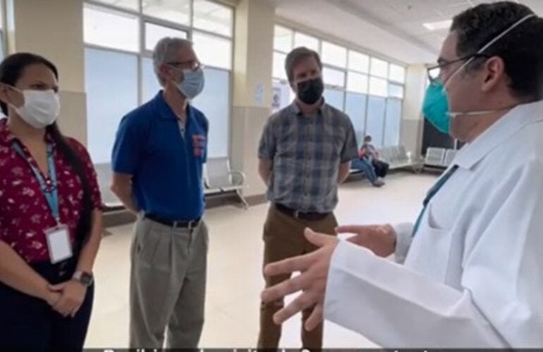 Fotografía de los asesore internacionales de salud mental en su visita a Ecuador