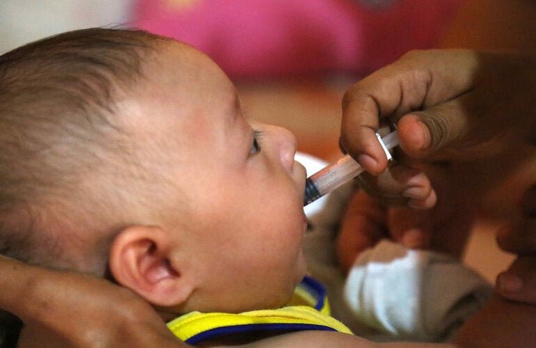 Bebé recebendo a vacina contra a polio