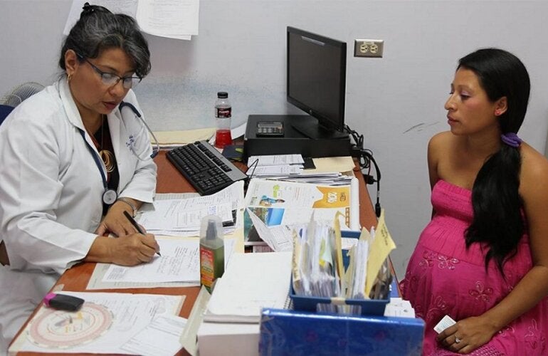 Mujer embarazada en consulta médica