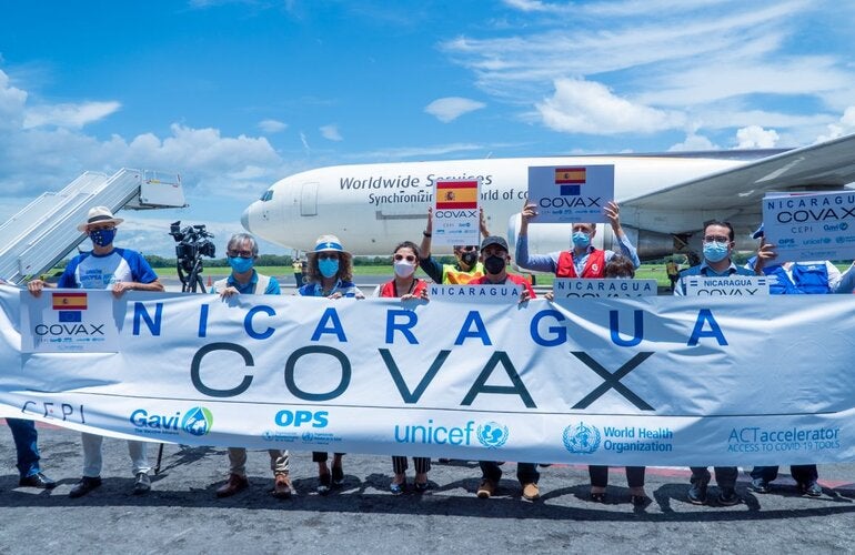 con banner en aeropuerto
