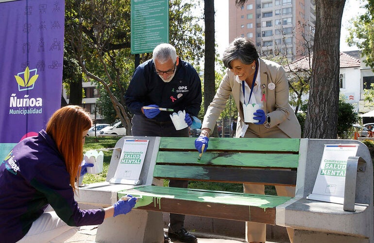 Con el objetivo de reducir el estigma y discriminación, autoridades sanitarias y de gobierno local pintan de verde las bancas ubicadas en la Plaza Ñuñoa y que promueven la conversación y el apoyo a personas con problemas de salud mental
