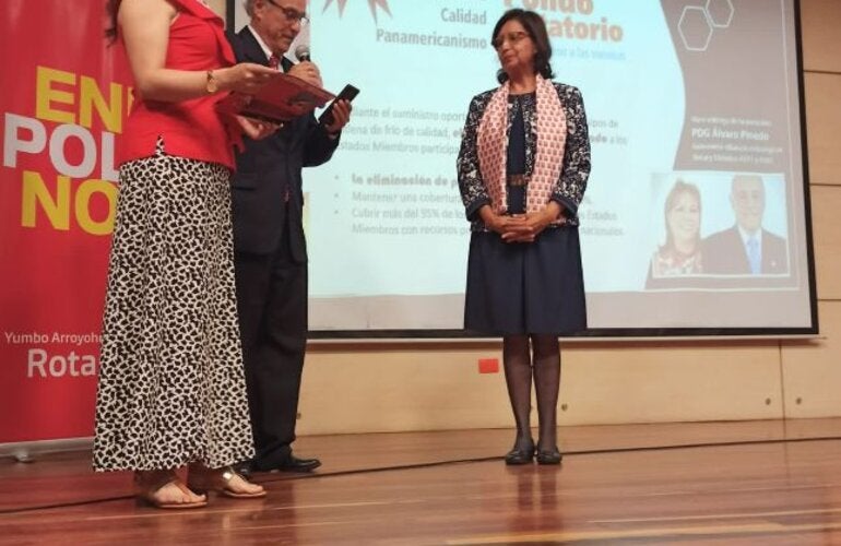 Dra. Tambini recibiendo premio