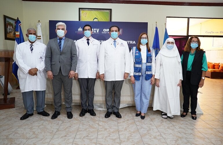 Autoridades durante el lanzamiento.