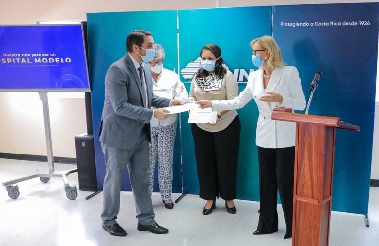 Representante de OPS entrega los 3 reconocimientos