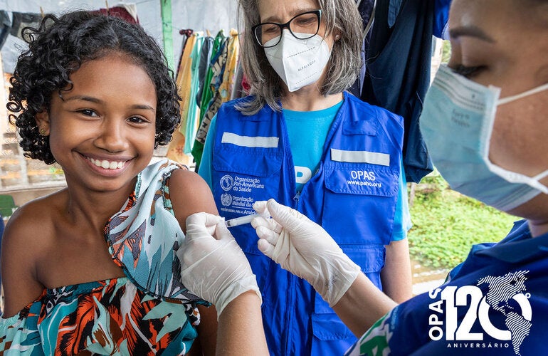 Criança sorrindo recebendo a vacina