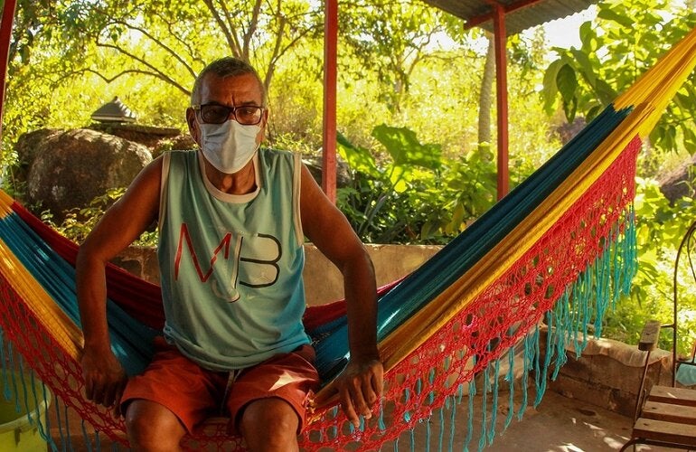 José Vizcaya en el patio de su casa en Puerto Ayacucho, estado Amazonas