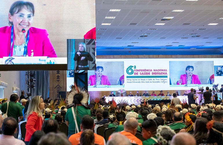 Dra. Socorro Gross falando na mesa de abertura