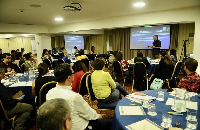 Provenientes desde las seremis de salud, servicios de salud, organismos autónomos y hospitales del país, más de un centenar de periodistas y comunicadores/as participaron en este encuentro desarrollado en la capital chilena.