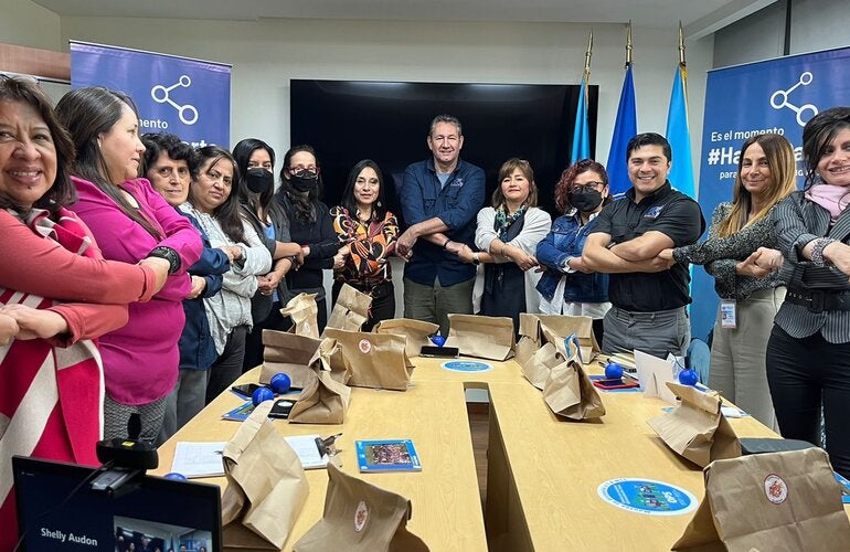 Equipo de la Representación OPSOMS activación manos entrelazadas