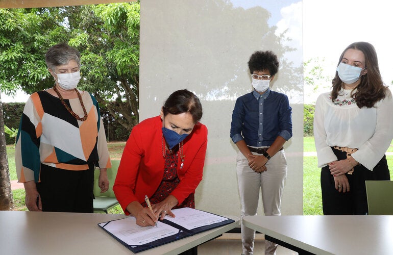 Representantes das entidades assinam o acordo