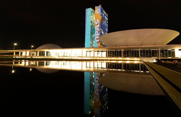Fachada do Congresso Nacional com o nome OPAS projetado