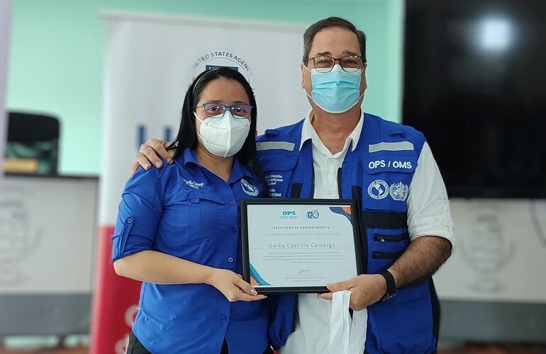 Entrega de reconocimiento a funcionaria del Ministerio de Salud