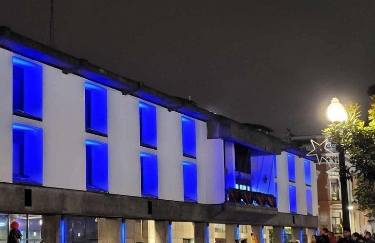 En Quito el Palacio Municipal y el Palacio Presidencial se iluminaron con colores institucionales de la OPS para rendir tributo a su labor en sus 120 años de historia