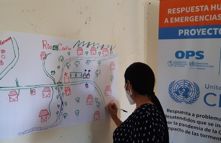 Mujer elaborando mapas de riesgo