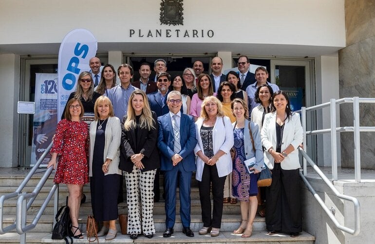 Foto equipo Uruguay y CLAP en escalera del Planetario
