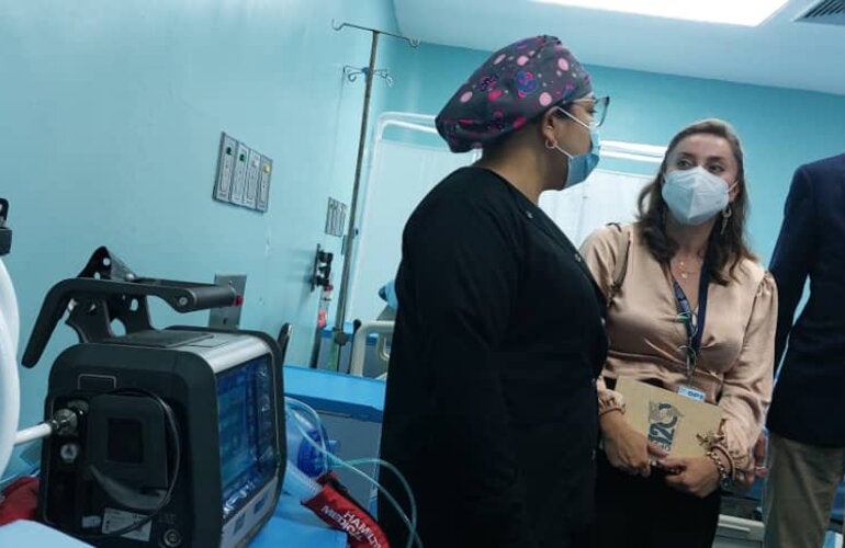 Jakeline Calle (centro), consultora del área FPL de la OPS, junto al embajador de Suiza en Venezuela, Jürg Sprecher (izquierda)