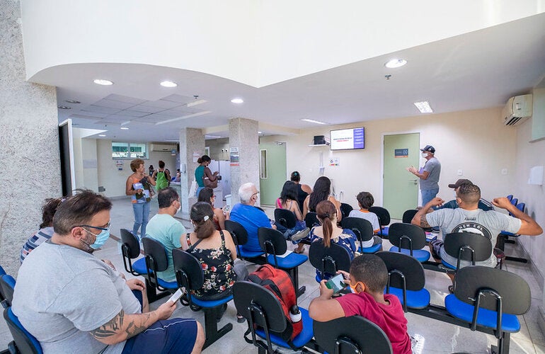 Centro de salud con personas 