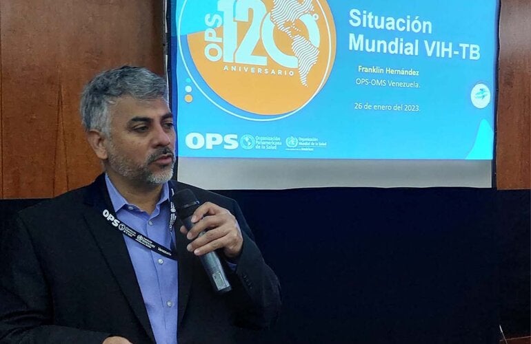 Franklin Hernández, asesor de enfermedades infecciosas de la OPS en Venezuela, inaugura la discusión para la actualización de los planes nacionales de tuberculosis y VIH