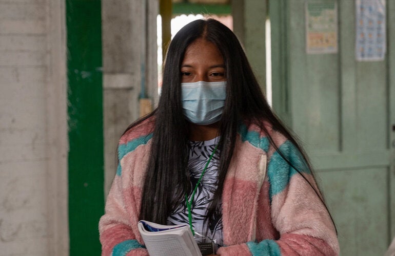 Mujer joven con una libreta en la mano