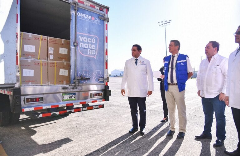 Representante de OPS junto a autoridades de salud durante entrega de vacuna còlera.