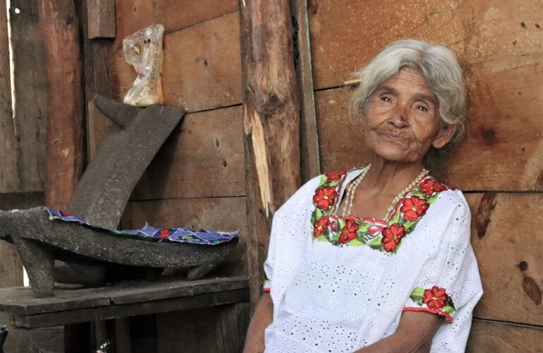 Mujer adulta mayor apoyada por OPS