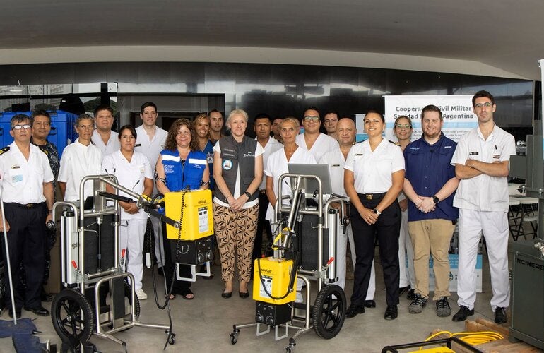 Foto que la  entrega de equipos de diagnóstico para fortalecer la capacidad de hospitales reubicables de las Fuerzas Armadas en Argentina