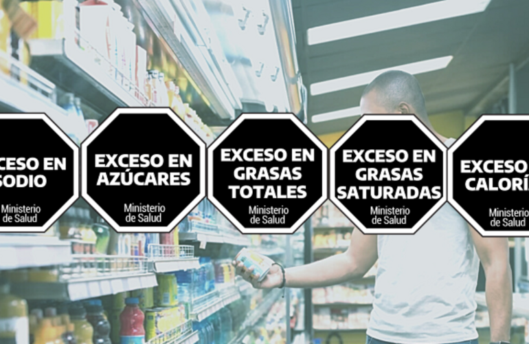 Foto de una persona eligiendo productos en un supermercado y de los sellos con las advertencias sanitarias