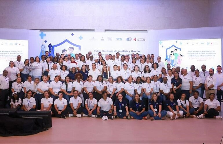 Participacipantes del taller junto a autoridades.