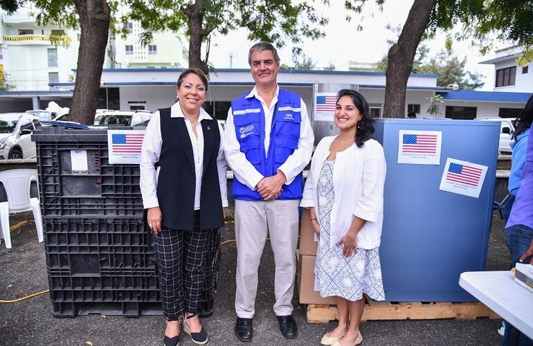 Auoridades durante entrega de equipos EMT.