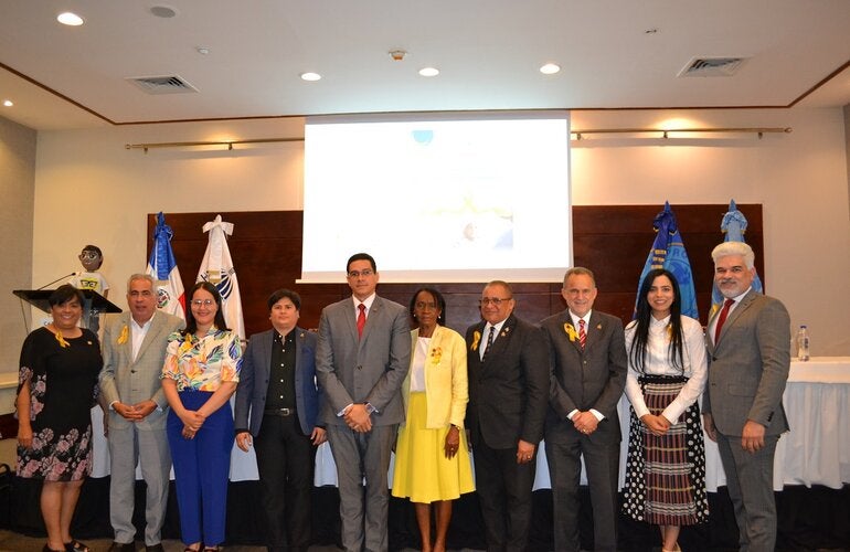 Autoridades de salud junto a OPS en lanzamiento de curso.