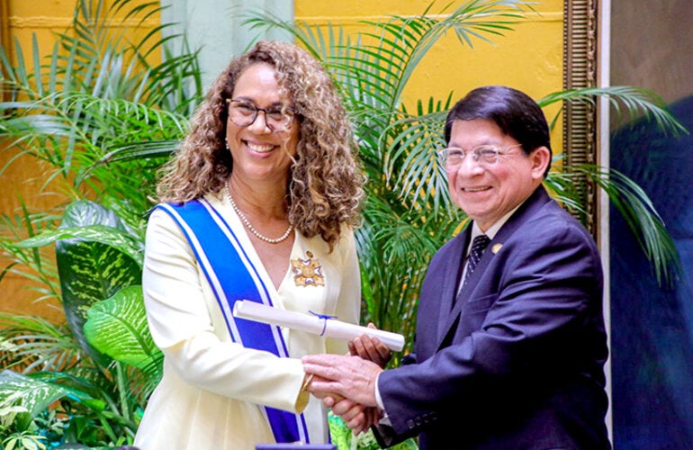Gobierno de Nicaragua condecora a Representante de OPS/OMS