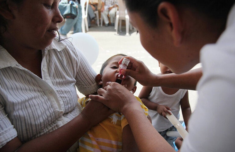 Boy receives Aun nino recibe vacuna contra la poliomielitispolio vaccine