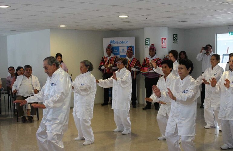 Presentación de sesión de taichi de pacientes del centro de medicina complementaria y tradicional de EsSalud