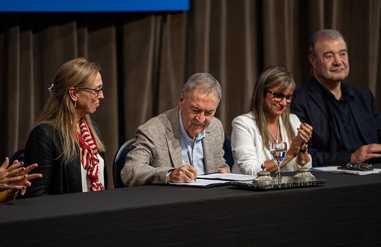 Foto de firma del acuerdo