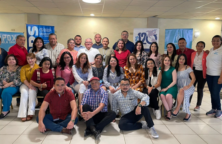 Equipo de comunicadores regionales de SESAL