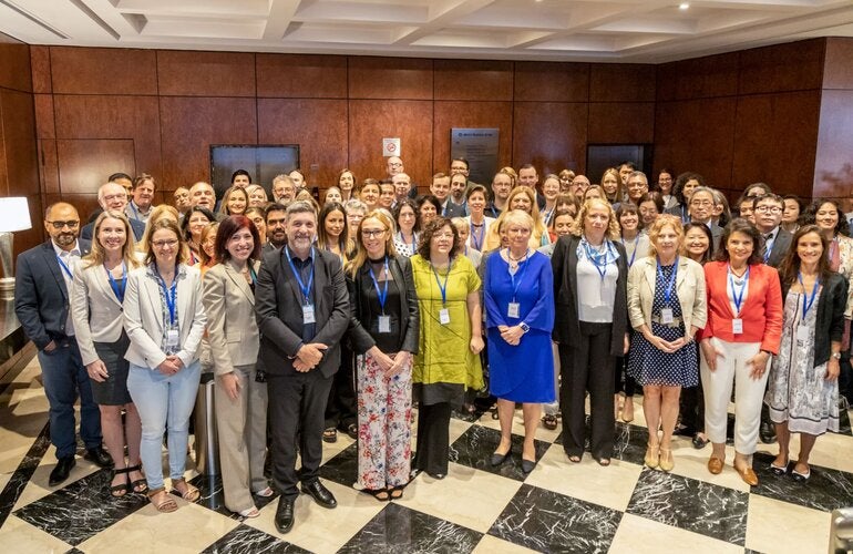 Foto con asistentes a la 4ª Reunión de la Red de Centros Colaboradores de Vigilancia y Evaluación de la Resistencia Antimicrobiana de la OMS