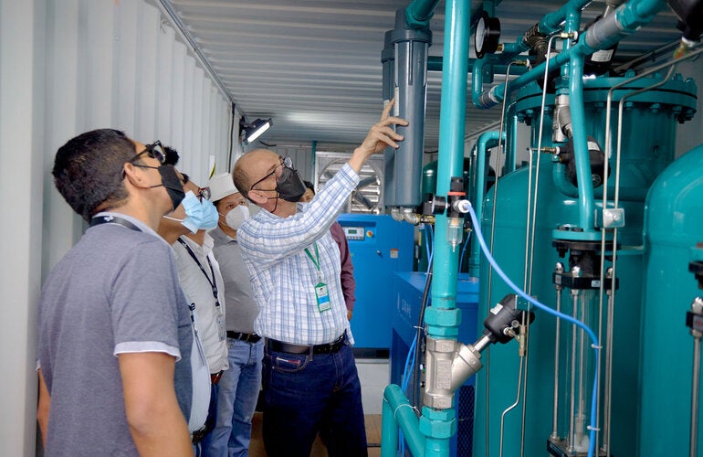 Facilitador enseña funcionamiento de equipamiento