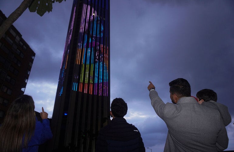 familia mirando torre
