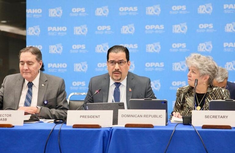  Lcdo. Miguel Rodríguez Viñas, viceministro de Fortalecimiento y Desarrollo del Sector Salud del Ministerio de Salud Pública junto a director de OPS, doctor Jarbas Barbosa da Silva, y demàs autoridades.