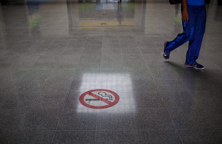 Imagen con la señal de prohibido fumar